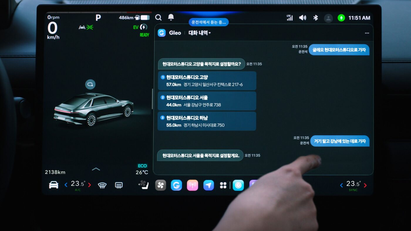 Hyundai Infotainment-Display mit KI-Assistent Gleo und Navigationsansicht im Fahrzeuginnenraum