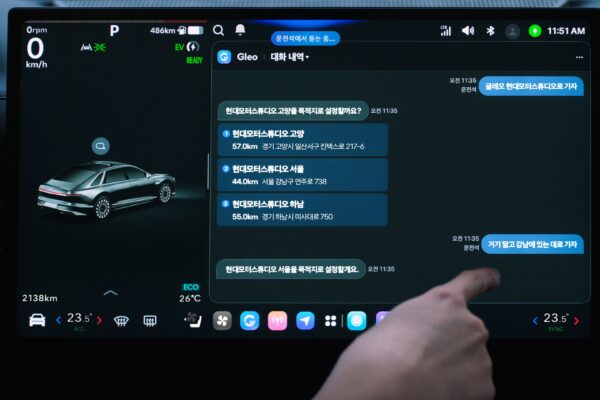 Hyundai Infotainment-Display mit KI-Assistent Gleo und Navigationsansicht im Fahrzeuginnenraum