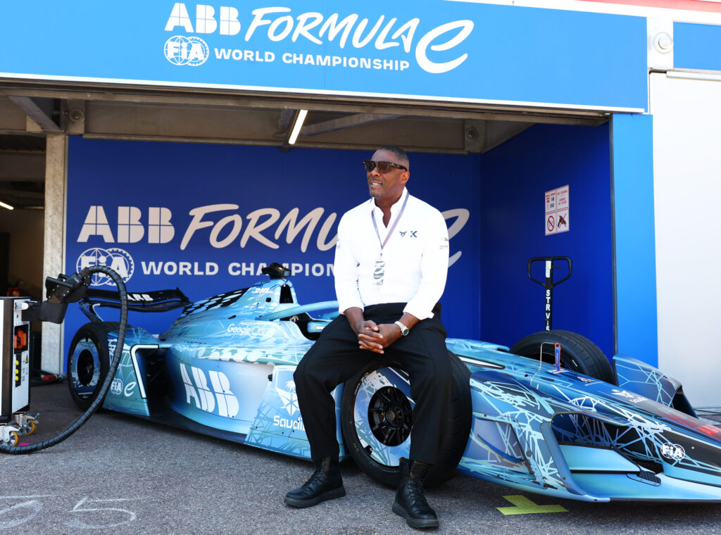 Mann sitzt auf einem ABB Formula E GEN3-Rennwagen vor der Boxengarage beim Monaco E-Prix
