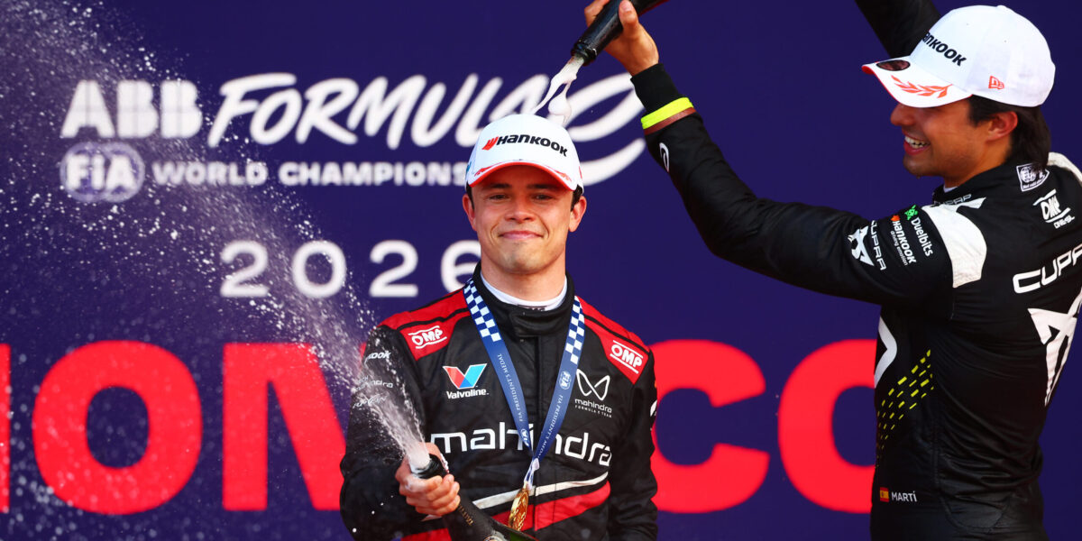 Nyck de Vries (Mahindra) mit Siegmedaille und Champagner, begossen von Pepe Martí (CUPRA) auf dem Monaco-E-Prix-Podium 2026