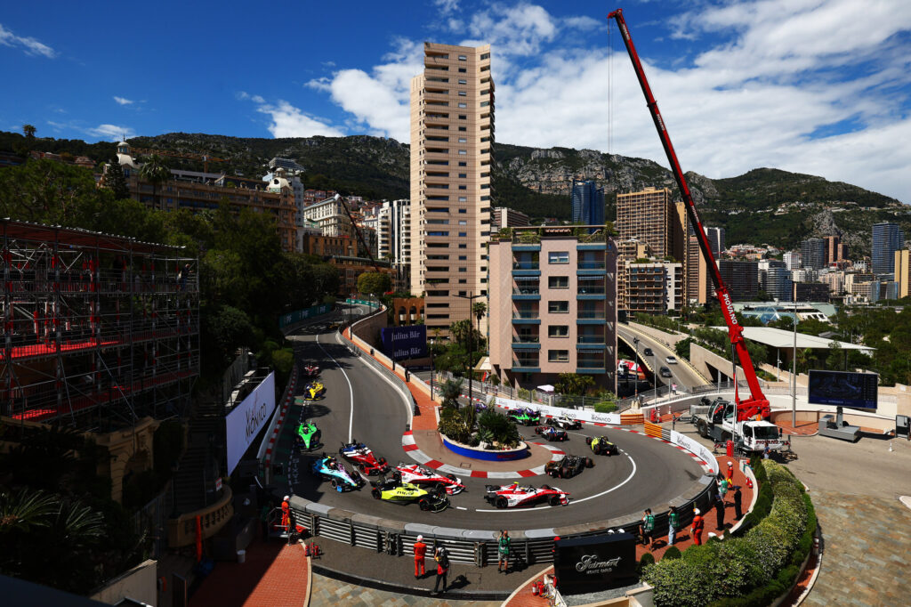Formula-E-Feld durchfährt die Haarnadelkurve in Monaco beim E-Prix, gewonnen von Nyck de Vries