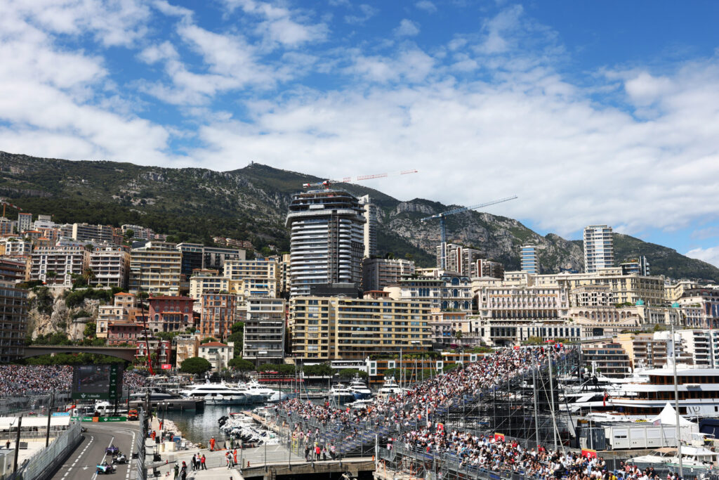 Panoramablick auf den Monaco E-Prix mit Rennstrecke, vollbesetztem Hafen, Yachten und Montecarlos Skyline