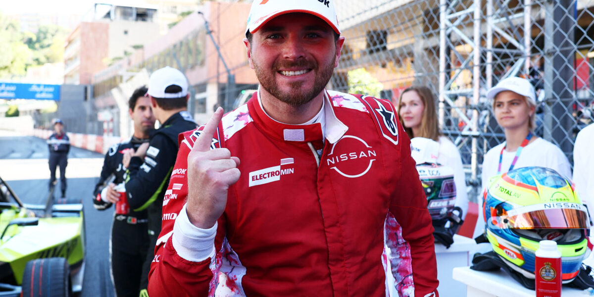 Oliver Rowland im roten Nissan-Rennoverall zeigt Daumen hoch nach Sieg beim Monaco E-Prix
