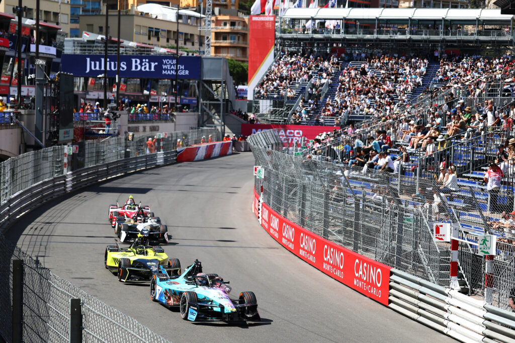 Formel-E-Feld in der Casino-Kurve beim Monaco E-Prix, vollbesetzte Tribünen im Hintergrund