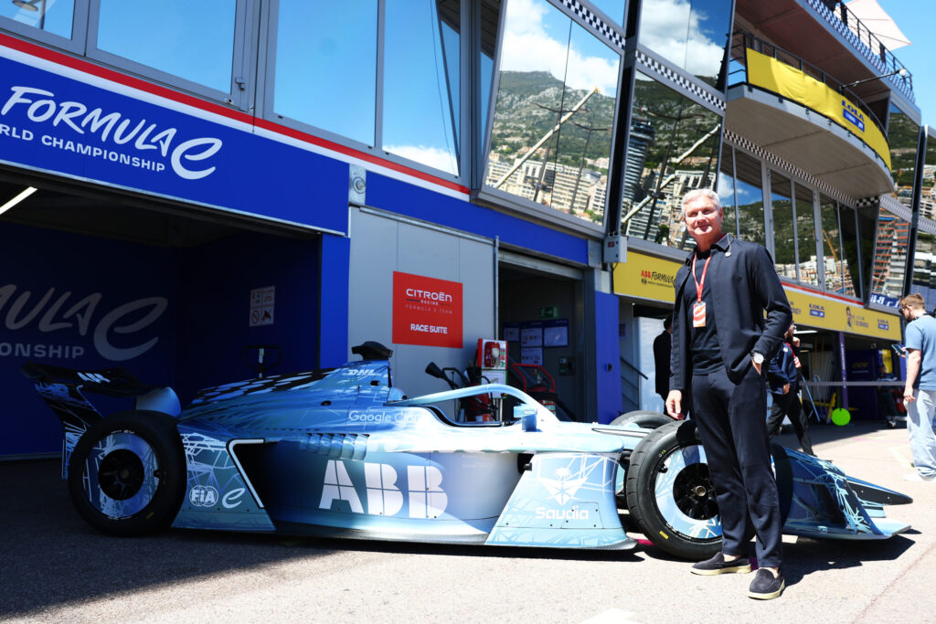 David Coulthard posiert neben dem ABB Formula E GEN3-Showcar im Fahrerlager des Monaco E-Prix