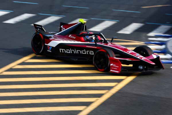 Mahindra Formula-E-Auto Nr. 21 in Schwarz-Rot auf dem Stadtkurs in Sanya