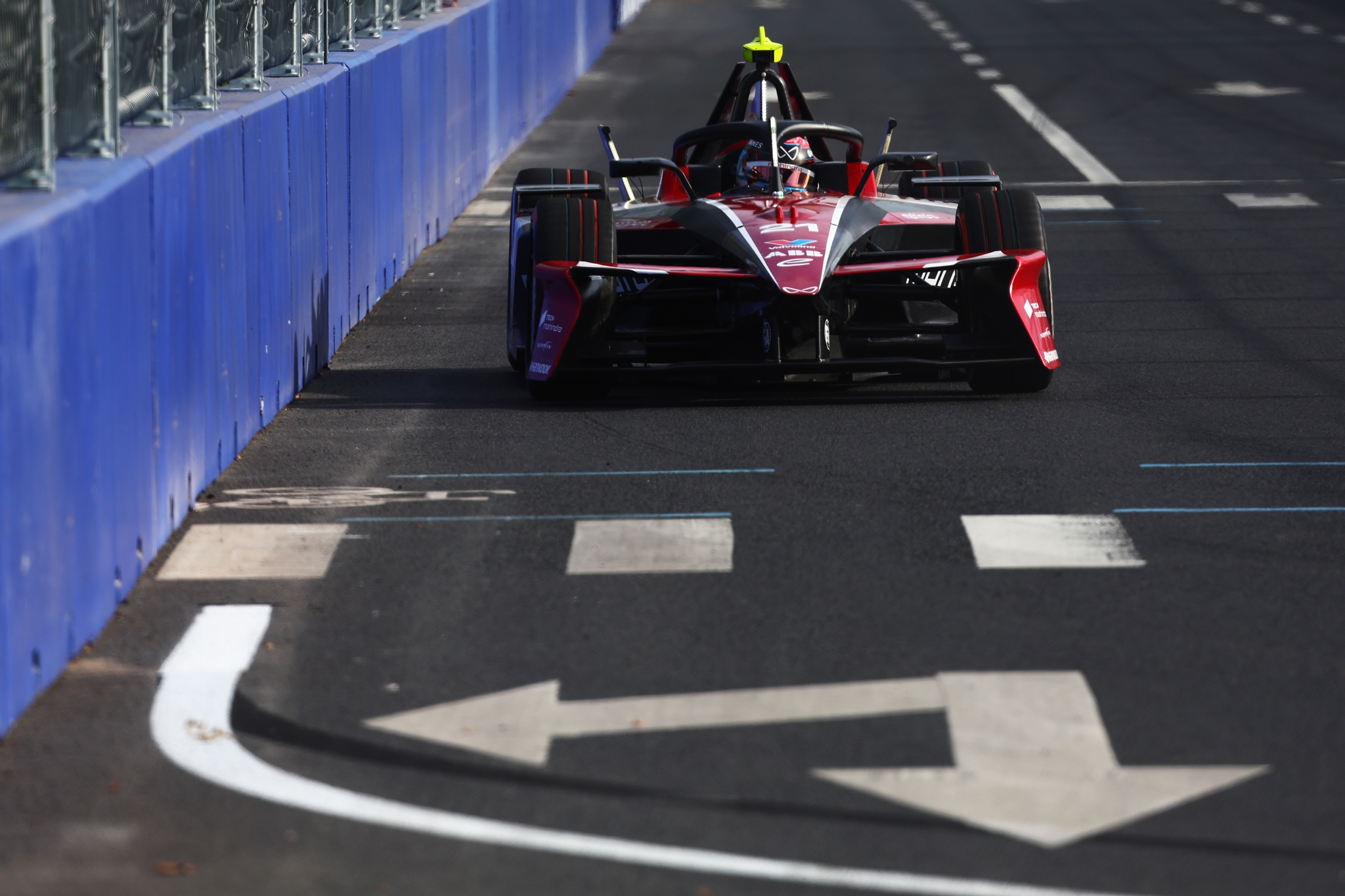 Formula-E-Rennwagen auf dem Stadtkurs in Sanya frontal auf der Geraden vor blauen Leitplanken