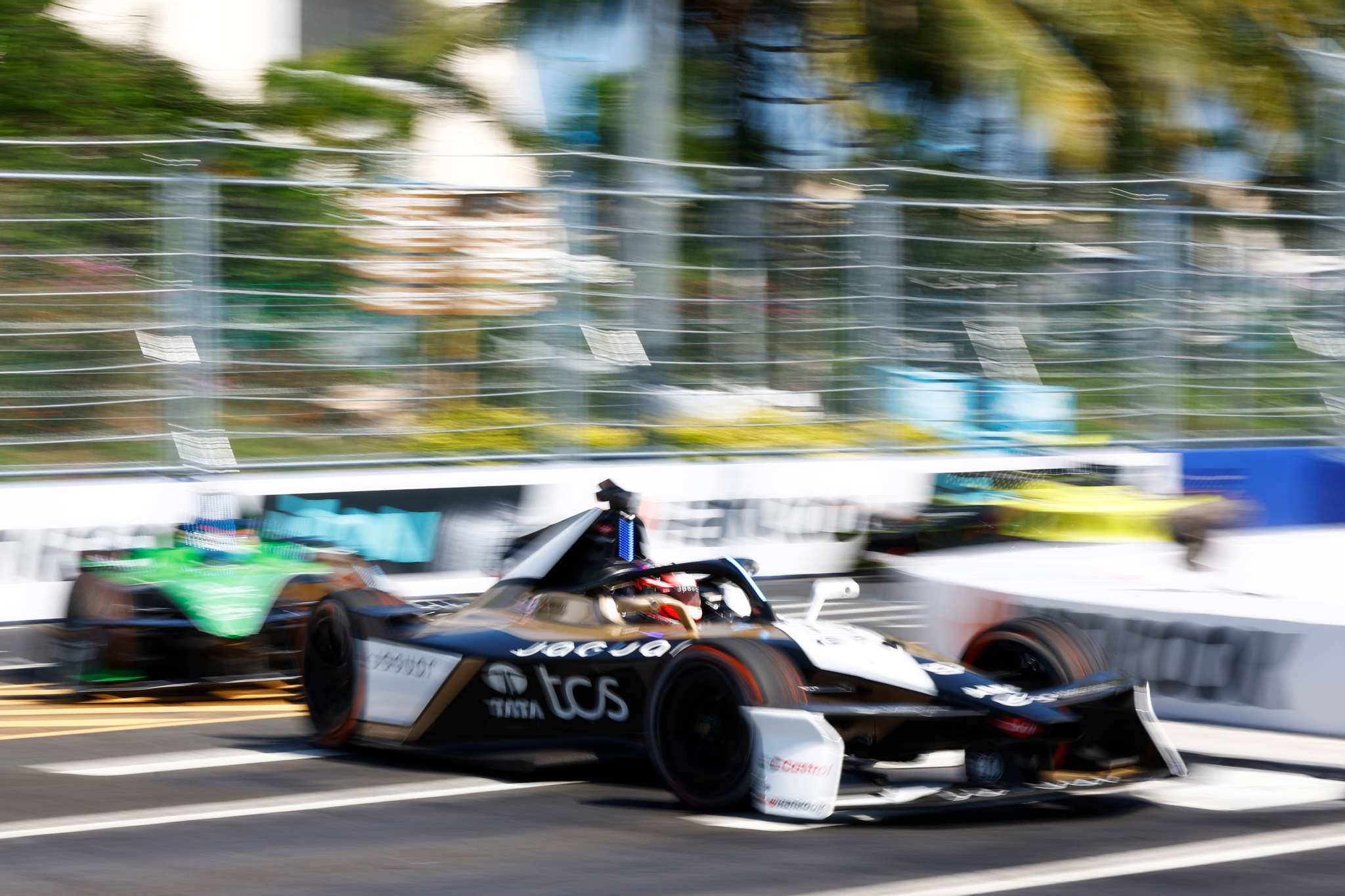 Jaguar TCS Racing Formel-E-Auto auf dem Stadtkurs in Sanya, umgeben von weiteren Boliden