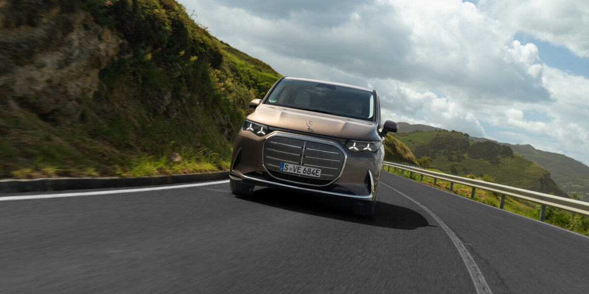Mercedes VLE in Bronze-Metallic auf kurvenreicher Bergstraße – elektrischer Großraum-Van, Frontansicht