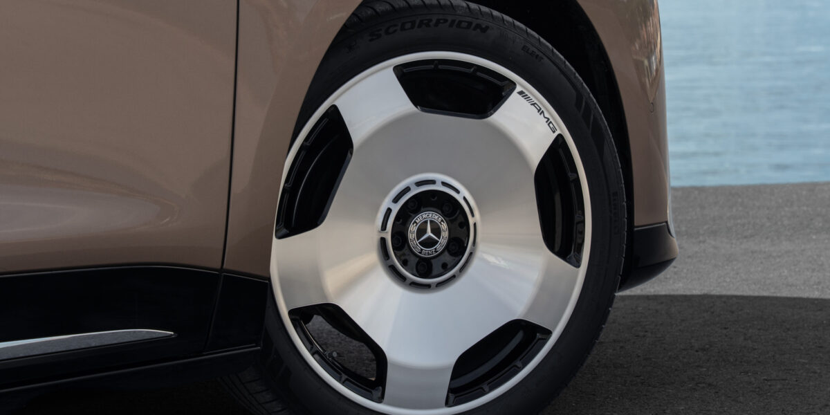 AMG-Felge des Mercedes VLE mit Pirelli-Scorpion-Bereifung und Mercedes-Benz-Nabendeckel