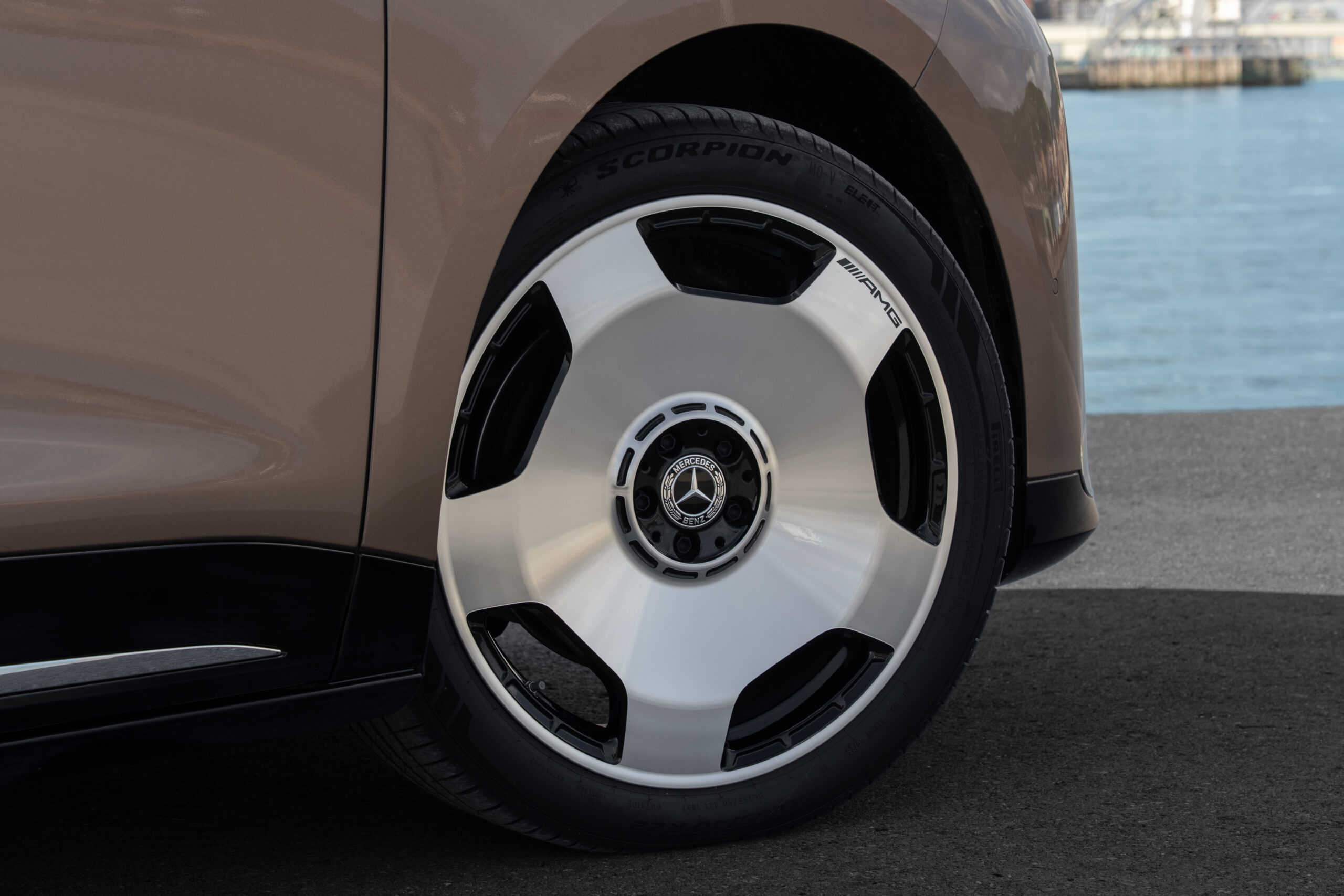 AMG-Felge des Mercedes VLE mit Pirelli-Scorpion-Bereifung und Mercedes-Benz-Nabendeckel