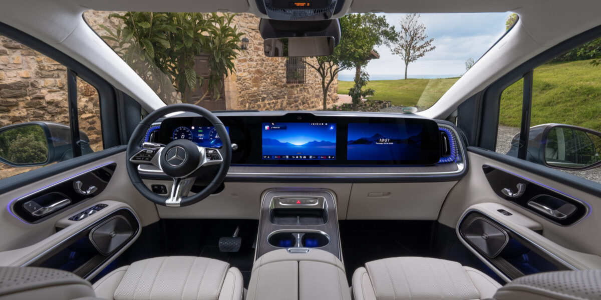 Mercedes VLE Cockpit mit MBUX-Widescreen, Stern-Lenkrad und beigem Leder-Interieur