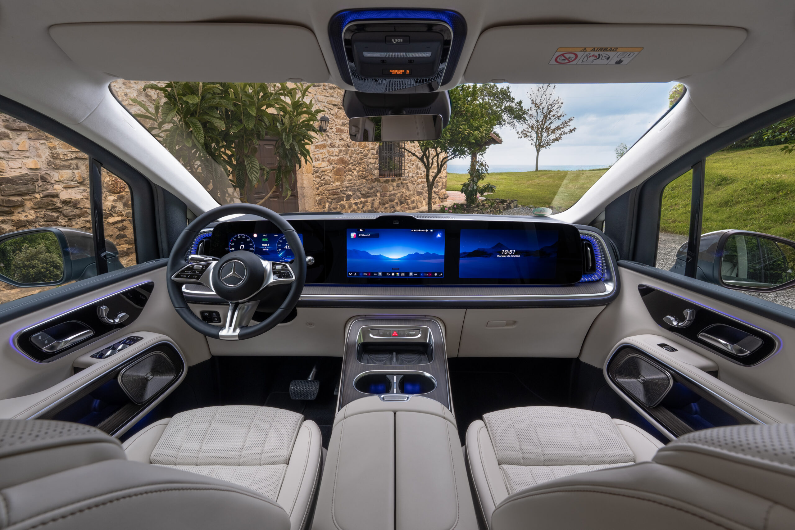 Mercedes VLE Cockpit mit MBUX-Widescreen, Stern-Lenkrad und beigem Leder-Interieur