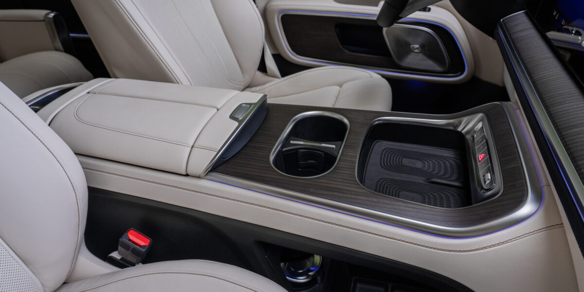 Mittelkonsole des Mercedes VLE mit Wireless-Charging-Fach, Becherhalter und blauer Ambientebeleuchtung
