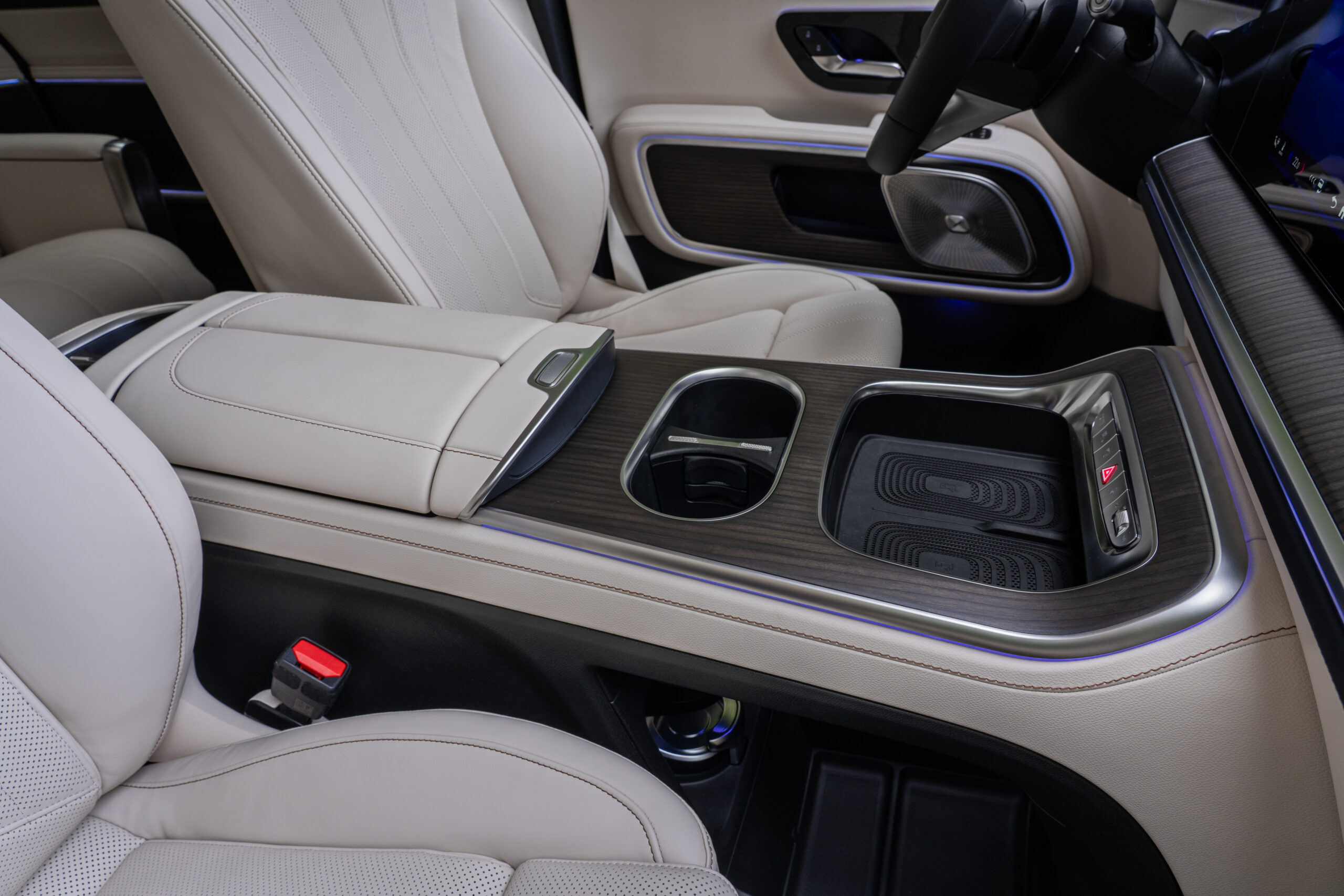 Mittelkonsole des Mercedes VLE mit Wireless-Charging-Fach, Becherhalter und blauer Ambientebeleuchtung