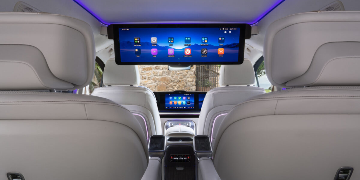 Mercedes VLE Fond-Innenraum mit großem Decken-Touchscreen und Mittelkonsolen-Display, lila Ambientelicht