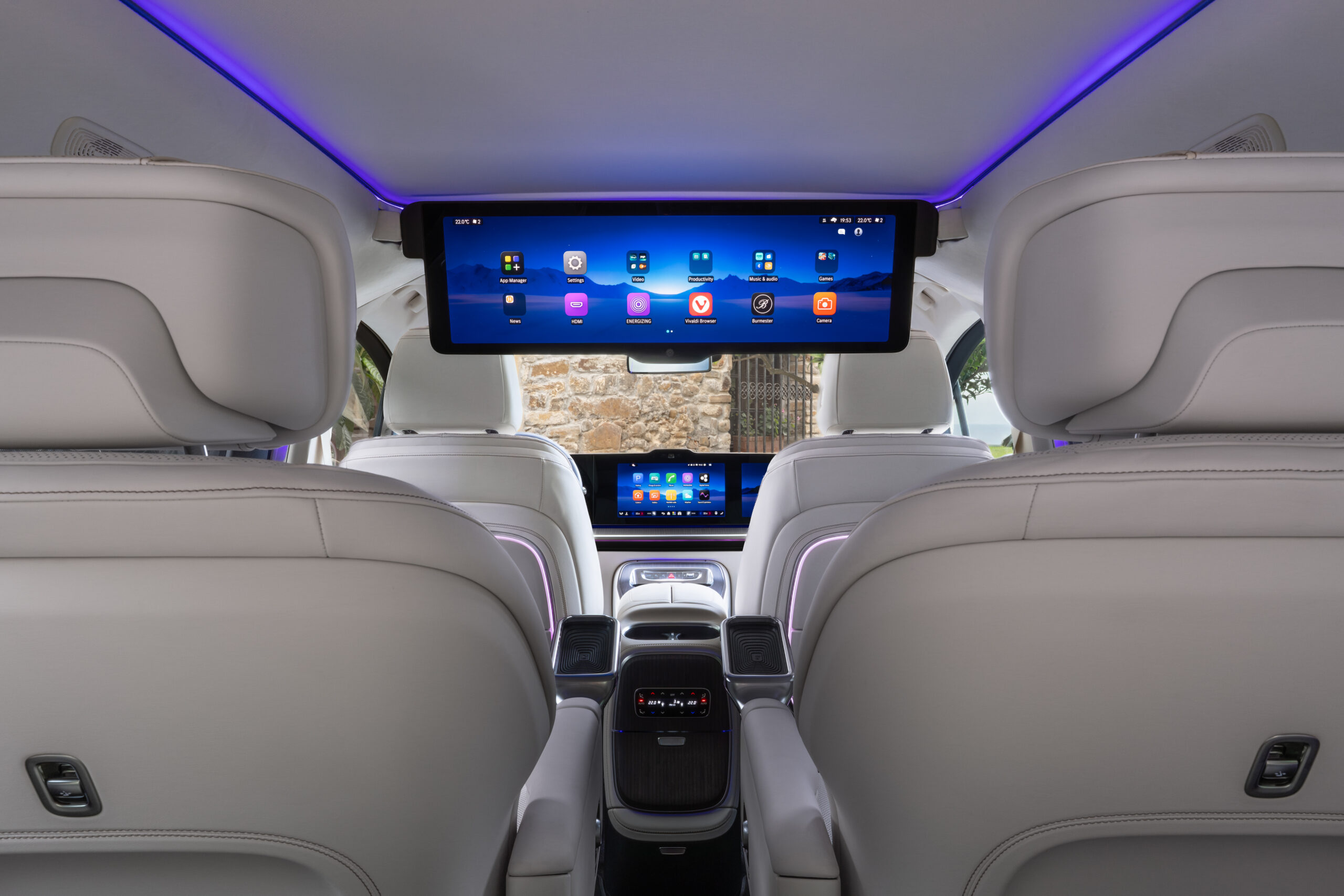 Mercedes VLE Fond-Innenraum mit großem Decken-Touchscreen und Mittelkonsolen-Display, lila Ambientelicht