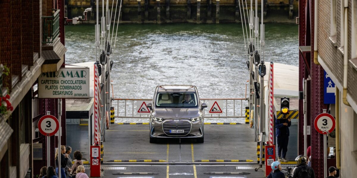Mercedes VLE elektrischer Großraum-Van verlässt frontal eine Fähre an einem Stadthafen