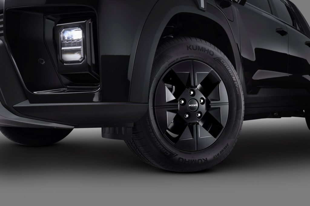 KGM Musso EV Black Edition: schwarze 17-Zoll-Felge mit KGM-Logo und Kumho-Reifen