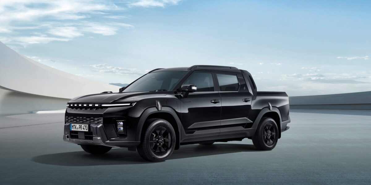 KGM Musso EV Black Edition in Schwarz, dreiviertel-Frontansicht, mit schwarzen Felgen