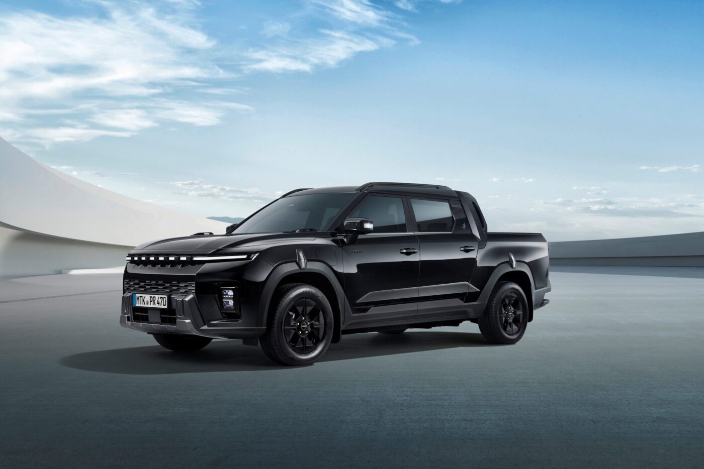 KGM Musso EV Black Edition in Schwarz, dreiviertel-Frontansicht, mit schwarzen Felgen