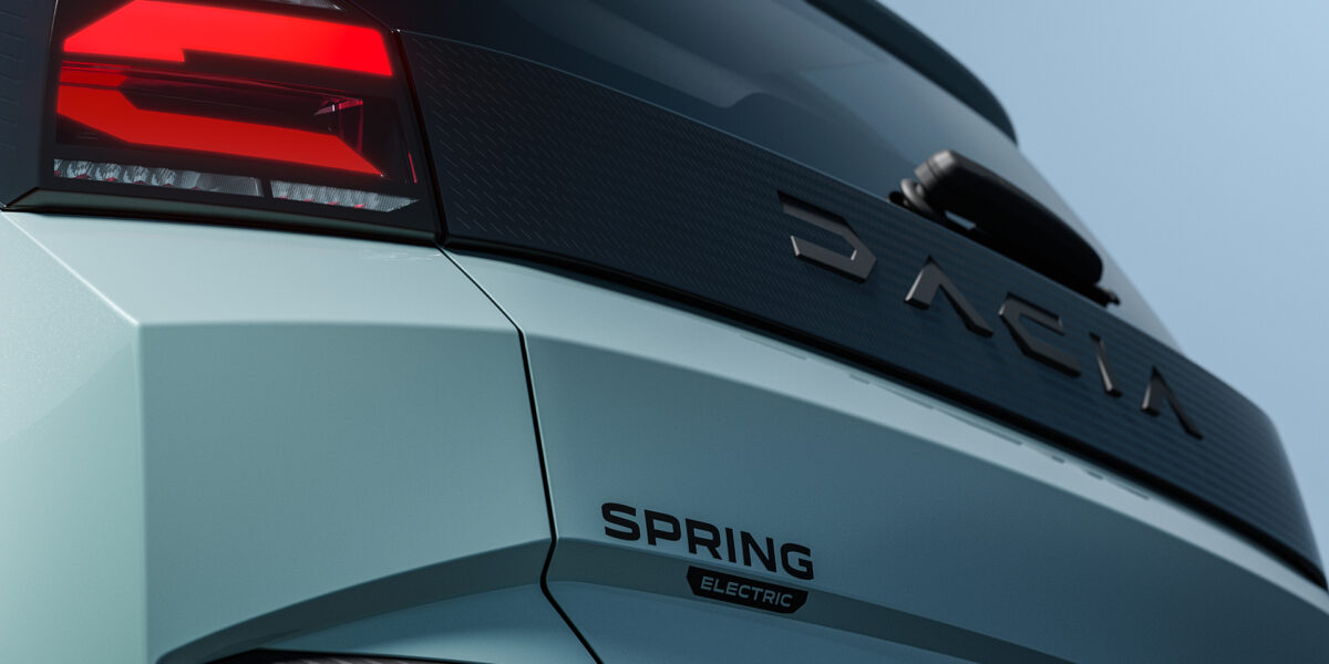 Heckdetail des Dacia Spring Electric zweite Generation mit Modellschriftzug und LED-Rücklicht