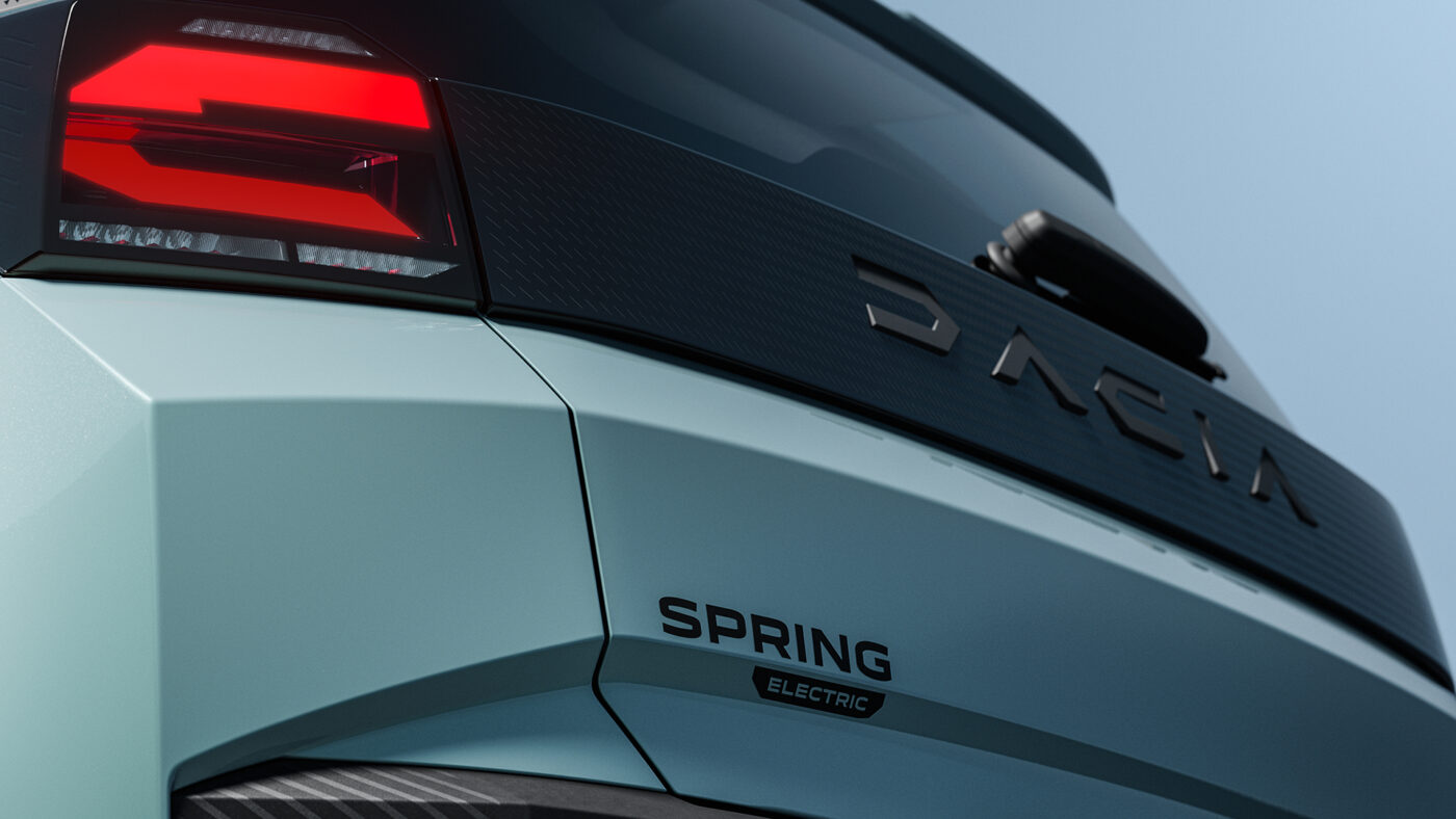 Heckdetail des Dacia Spring Electric zweite Generation mit Modellschriftzug und LED-Rücklicht