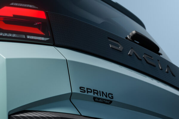 Heckdetail des Dacia Spring Electric zweite Generation mit Modellschriftzug und LED-Rücklicht