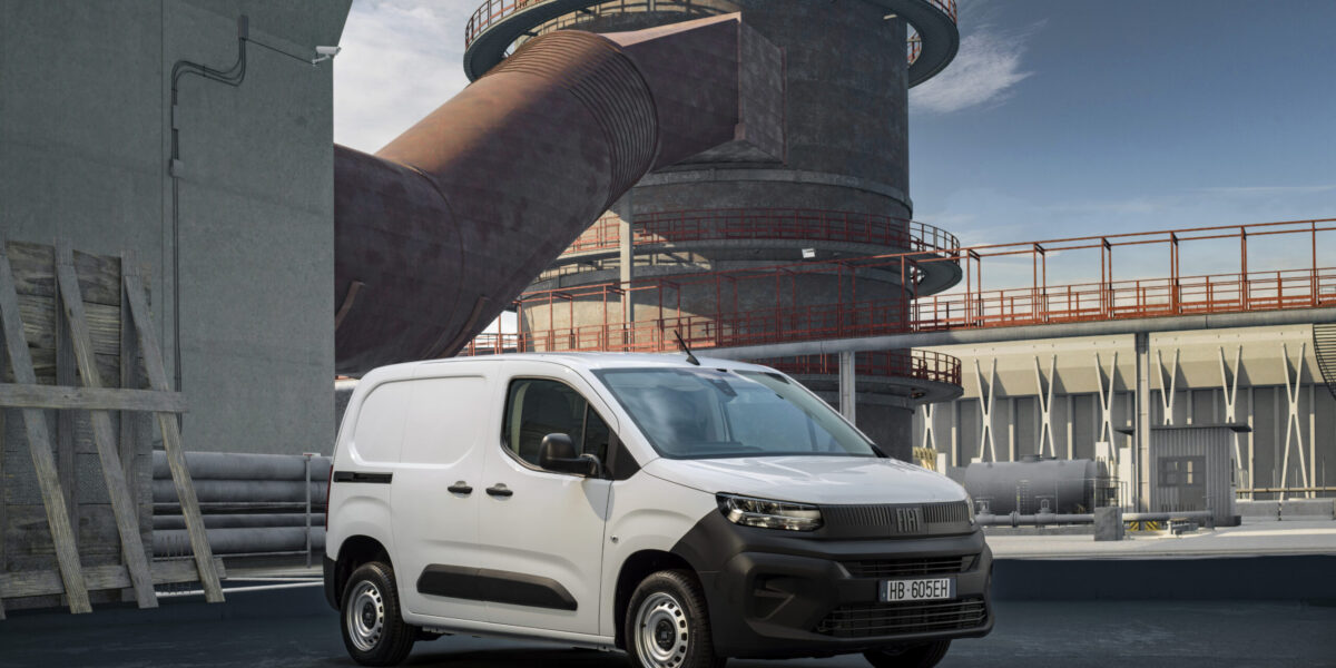 Fiat Doblò EASYPRO in Weiß, Dreiviertelansicht von vorne, vor Industriekulisse