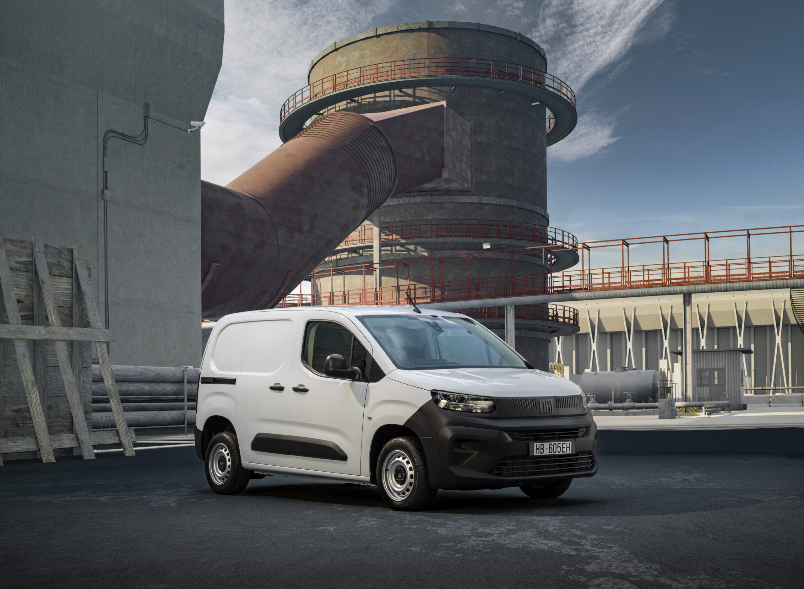 Fiat Doblò EASYPRO in Weiß, Dreiviertelansicht von vorne, vor Industriekulisse