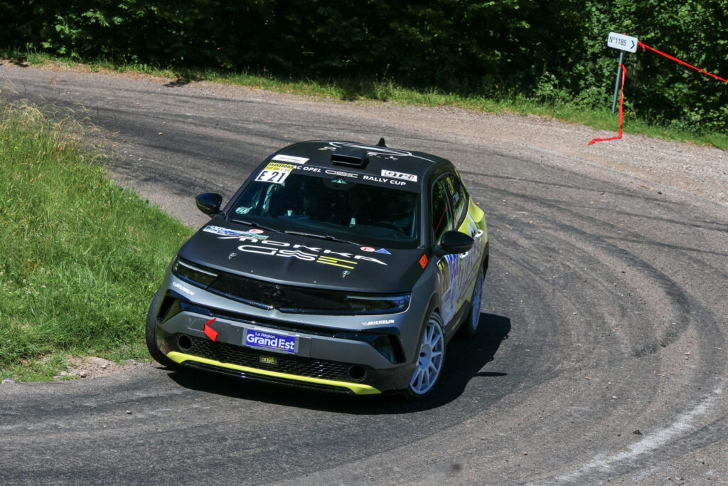 Opel Mokka GSE Rally Cup, Startnr. 21, nimmt eine enge Kurve bei der Rallye Vosges Grand-Est