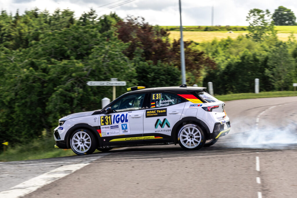 Opel Mokka GSE Rally Cup #E31 von Claire Schönborn/M. Wenzel in Kurve mit Reifenrauch