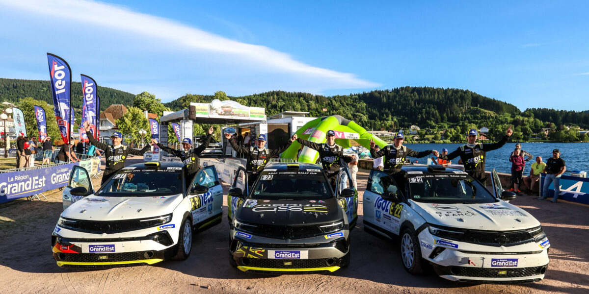 Podium ADAC Opel GSE Rally Cup Vosges: drei Opel Mokka mit Lloyd (E28), Dufour und Schönborn jubeln