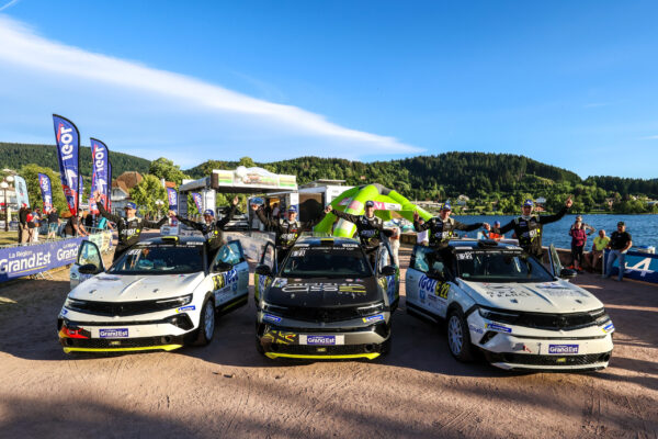 Podium ADAC Opel GSE Rally Cup Vosges: drei Opel Mokka mit Lloyd (E28), Dufour und Schönborn jubeln