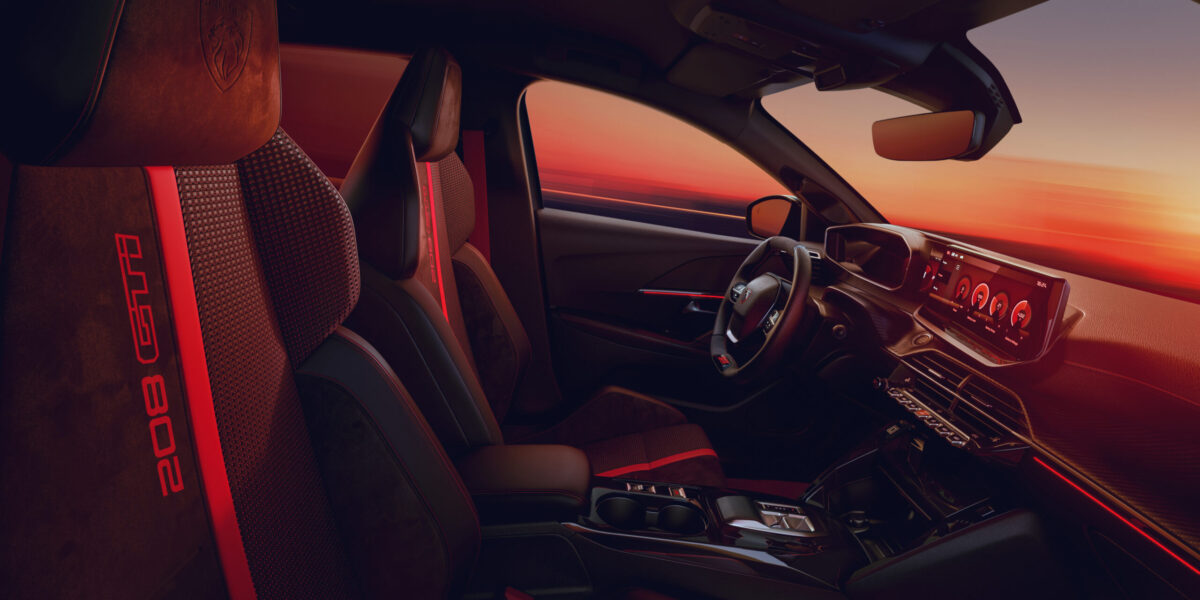 Peugeot E-208 GTi Innenraum mit roten Sportsitzen, GTi-Schriftzug und digitalem Cockpit