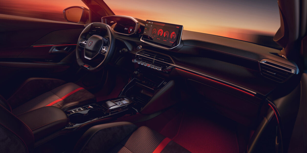 Peugeot E-208 GTi Innenraum mit roter Ambientebeleuchtung, GTi-Lenkrad und Panorama-Touchscreen