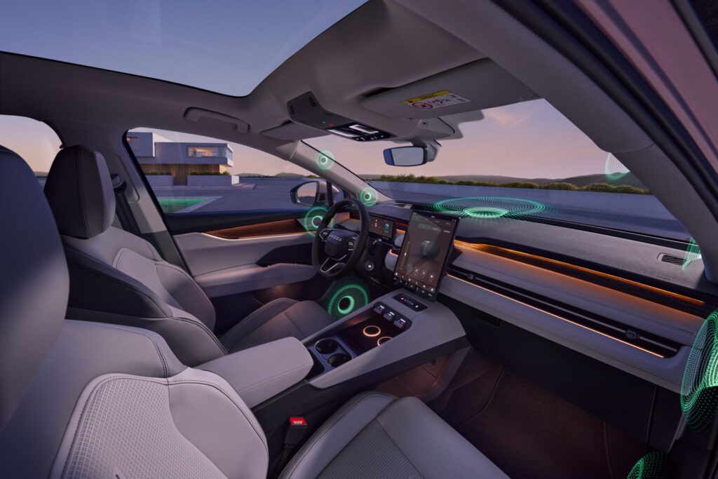 Škoda Peaq Innenraum mit großem Touchscreen, orangefarbener Ambientebeleuchtung und grünen Sensor-Overlays