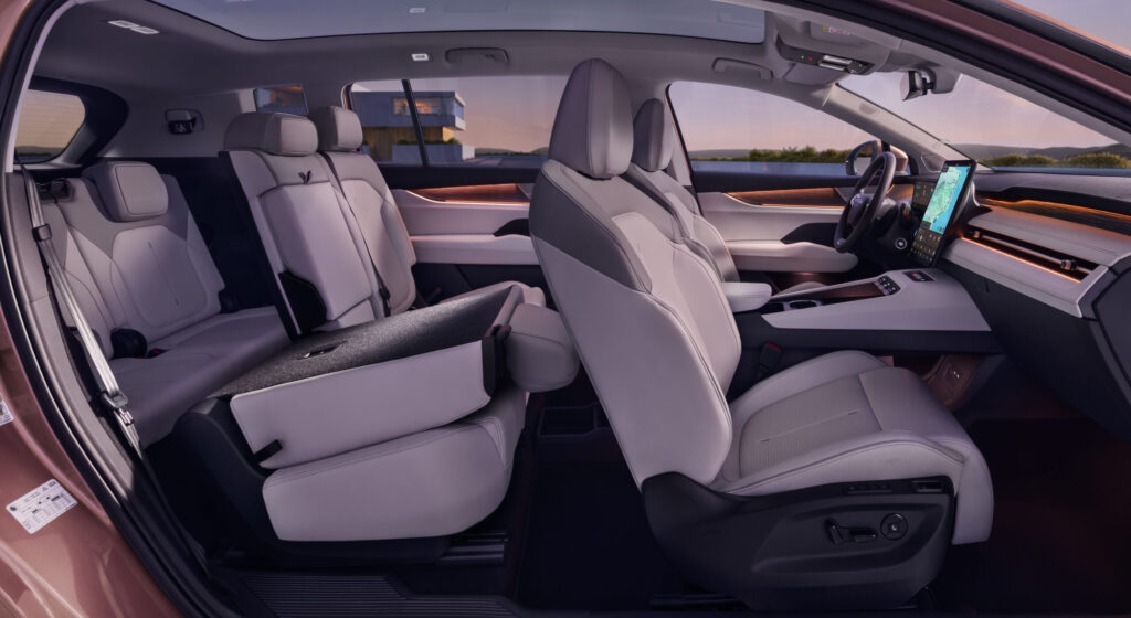 Škoda Peaq Innenraum mit drei Sitzreihen, hellem Leder und großem Touchscreen
