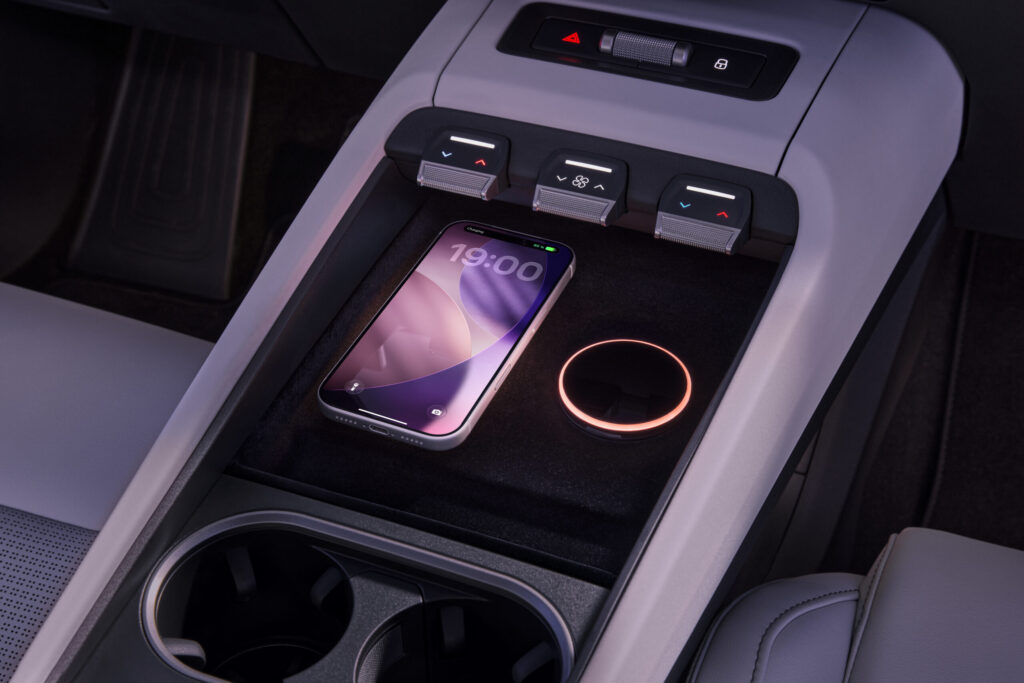 Mittelkonsole im Škoda Peaq mit induktivem Smartphone-Ladepanel, beleuchtetem Drehregler und Klimabedienelementen