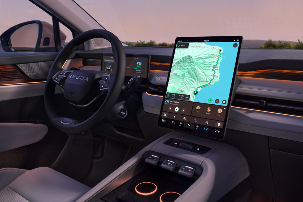 Škoda Peaq Cockpit mit großem Hochformat-Touchscreen und Navigationskarte, SKODA-Lenkrad