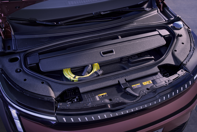 Škoda Peaq Frunk mit aufgerolltem gelbem Ladekabel unter geöffneter Motorhaube
