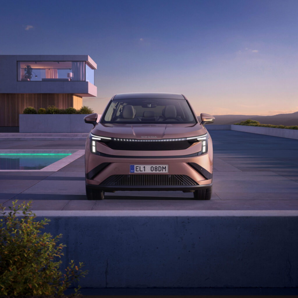 Škoda Peaq in Rosé-Kupfer-Metallic, Frontansicht vor Luxusvilla bei Sonnenuntergang