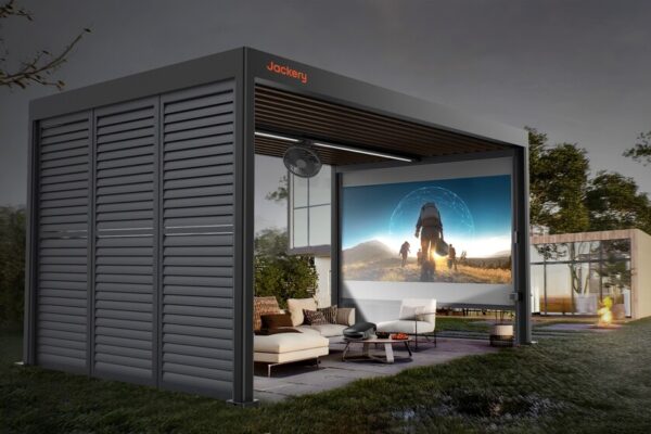Jackery Solar Gazebo: anthrazitfarbener Gartenpavillon mit Outdoor-Kino, Sofa und Deckenlüfter bei Nacht