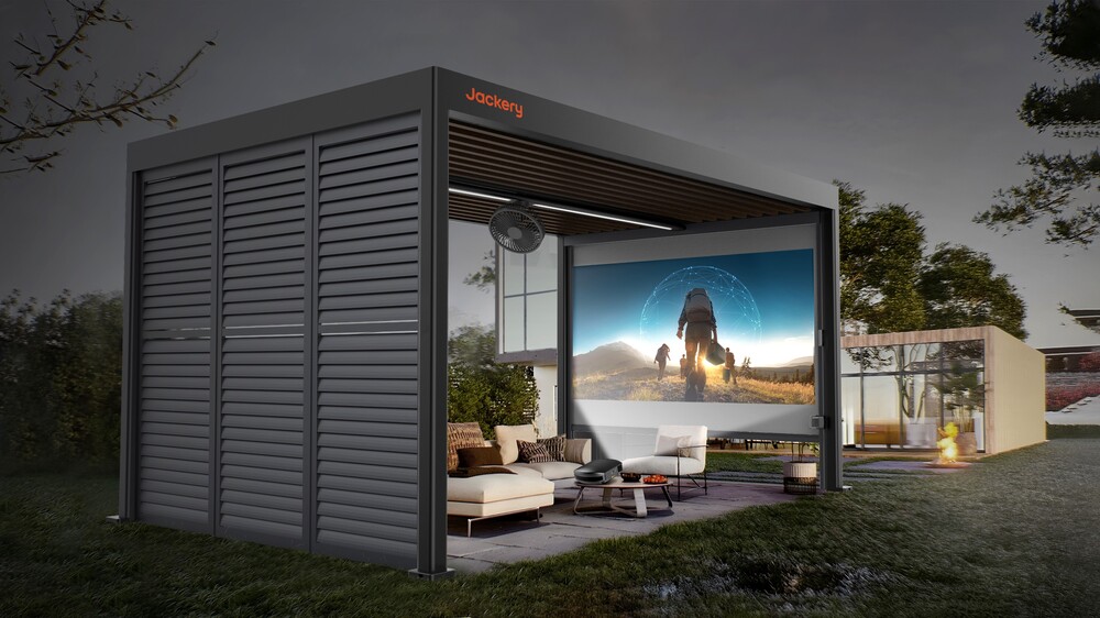 Jackery Solar Gazebo: anthrazitfarbener Gartenpavillon mit Outdoor-Kino, Sofa und Deckenlüfter bei Nacht