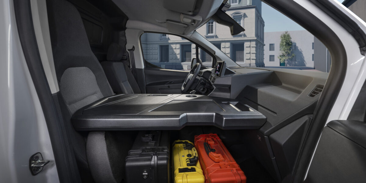 Opel Combo START Innenraum mit ausgeklapptem Flexiseat-Tisch und drei Werkzeugkoffern darunter