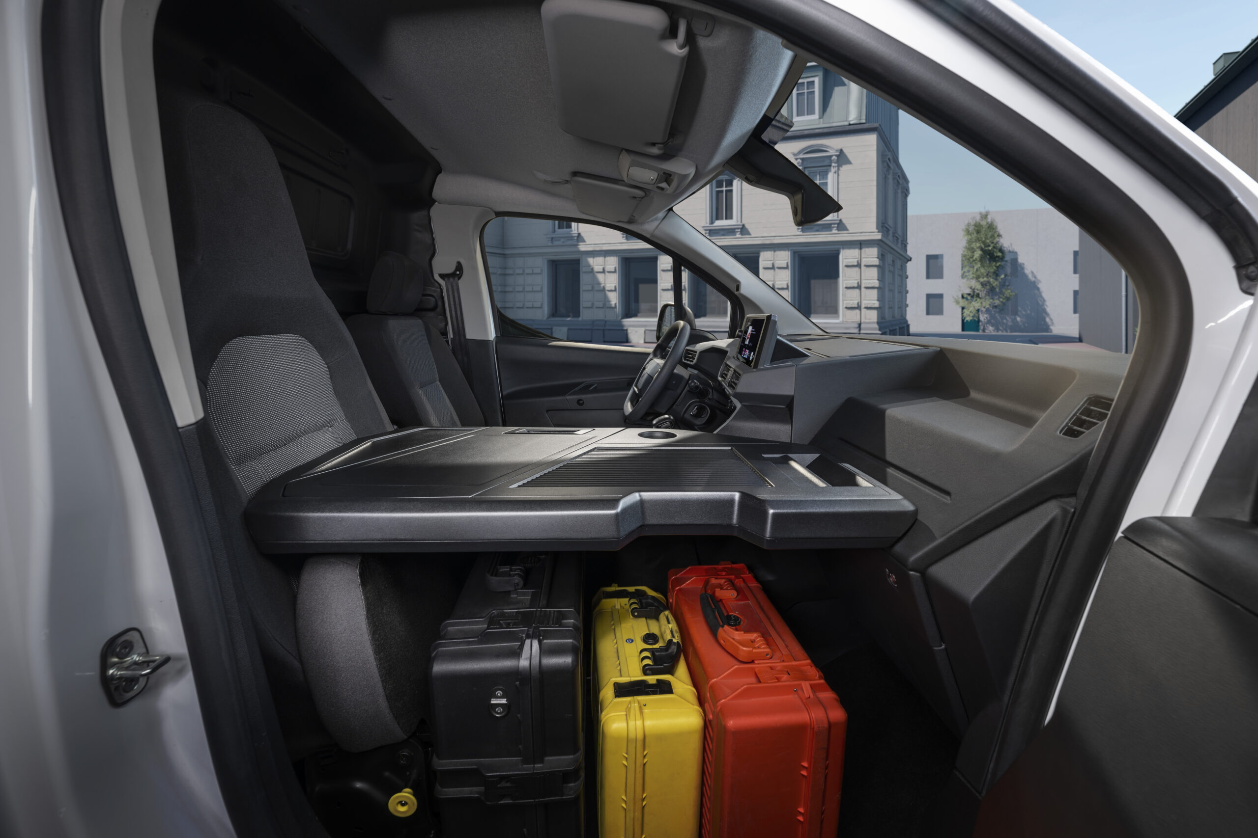 Opel Combo START Innenraum mit ausgeklapptem Flexiseat-Tisch und drei Werkzeugkoffern darunter