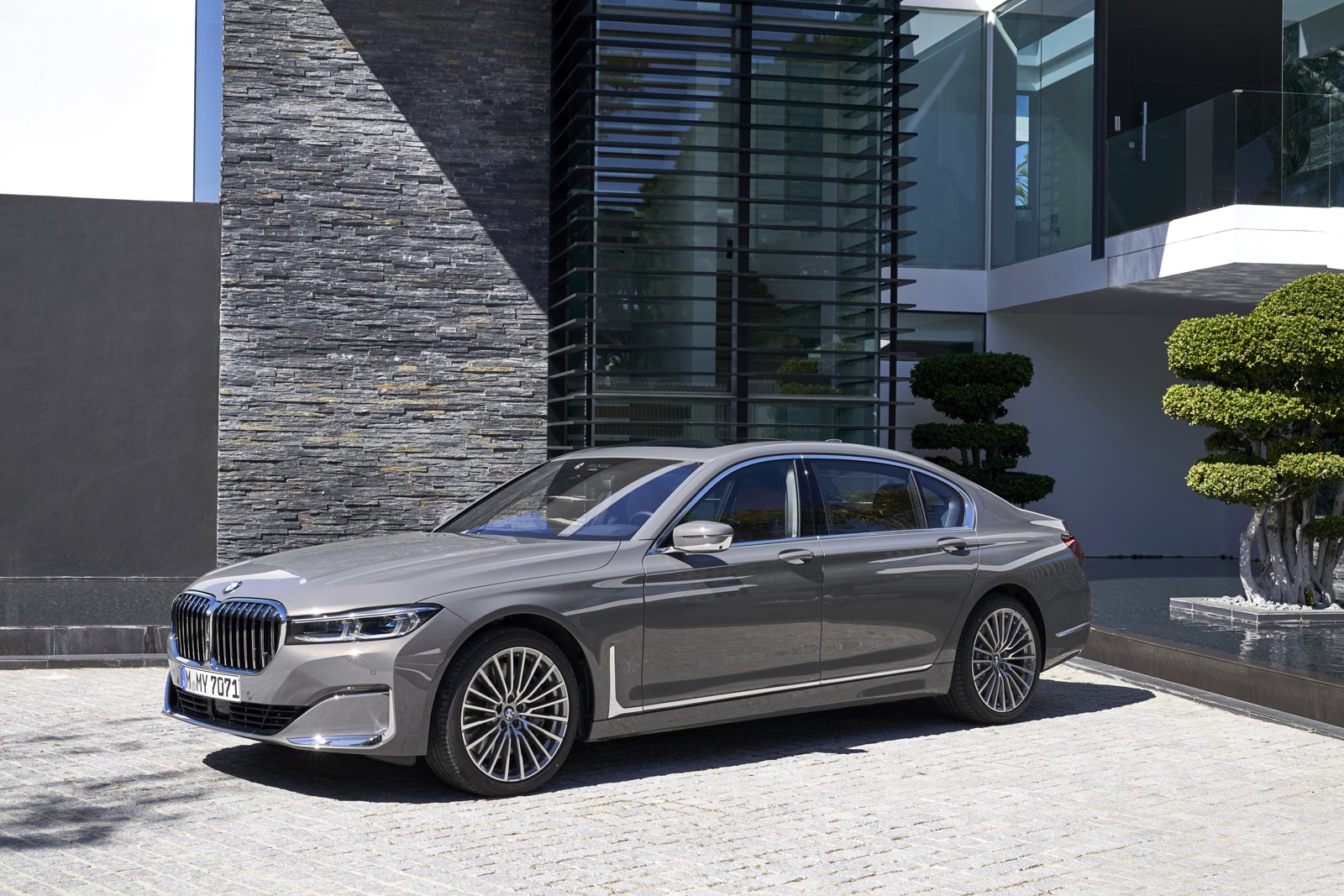 BMW i7