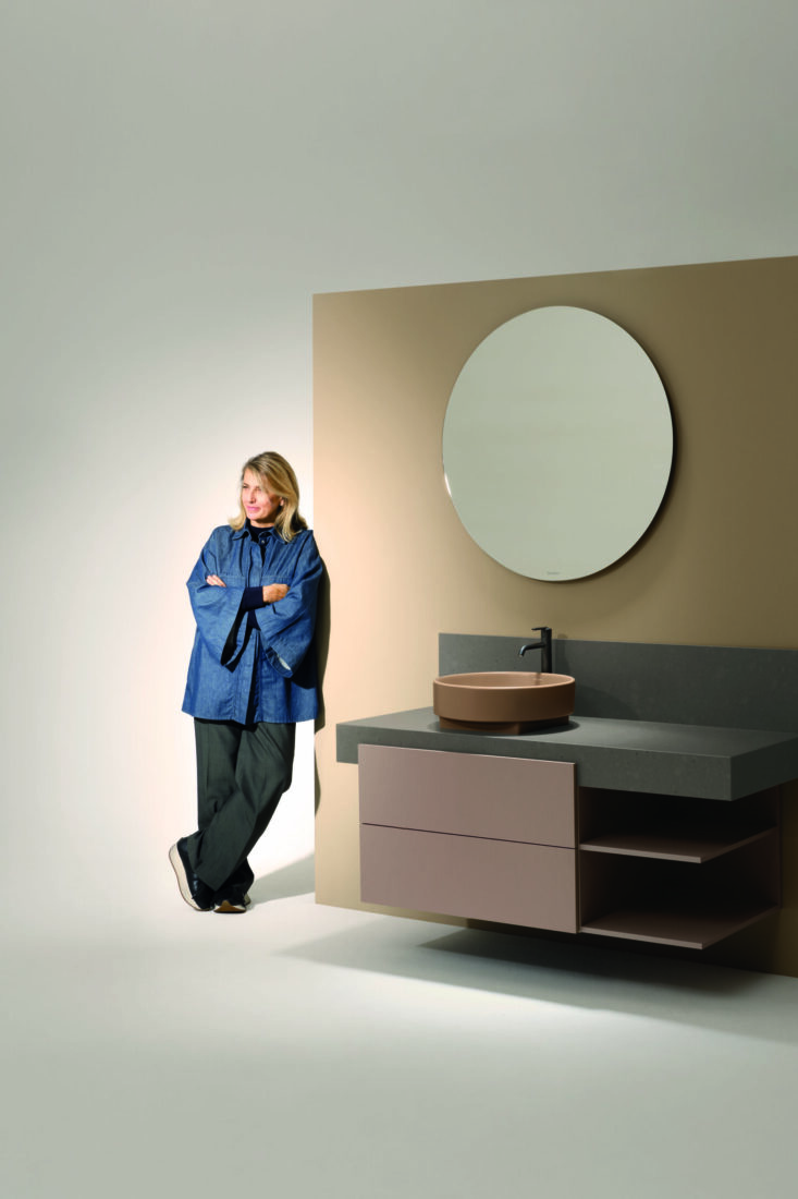 Designerin Patricia Urquiola neben Duravit-Balcoon-Waschtisch mit rundem Aufsatzbecken in Clay Terra Matt