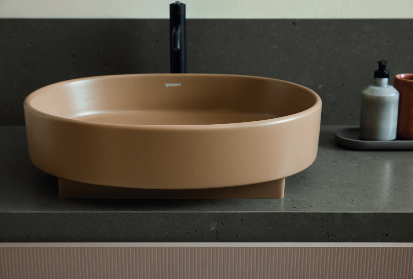 Duravit Balcoon Aufsatzbecken in Clay Terra Matt auf grauer Silestone-Konsole mit schwarzer Armatur
