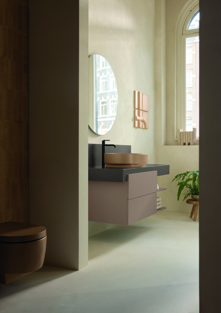 Duravit Balcoon Bad-Kollektion: Waschtisch mit Silestone-Konsole, Clay-Terra-Matt-Becken und ovalem Spiegel